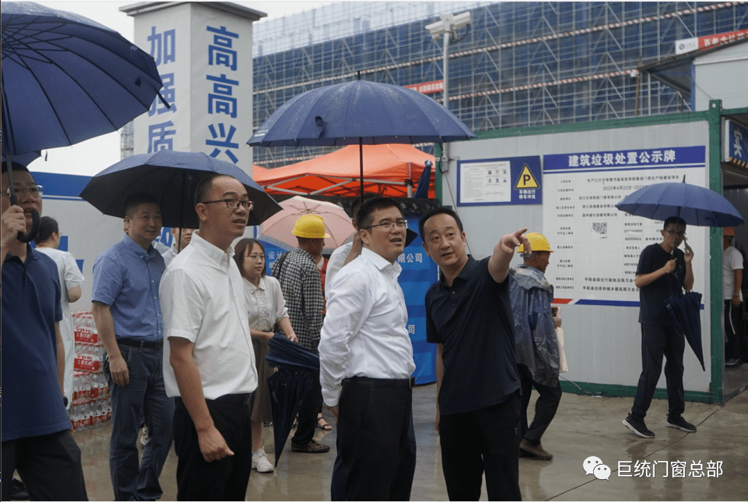 Mr. Zhang Shouyu, Secretary of Pingyang County Party Committee, visited Jutong New Industrial Park to comfort the construction workers of the project in the high temperature.